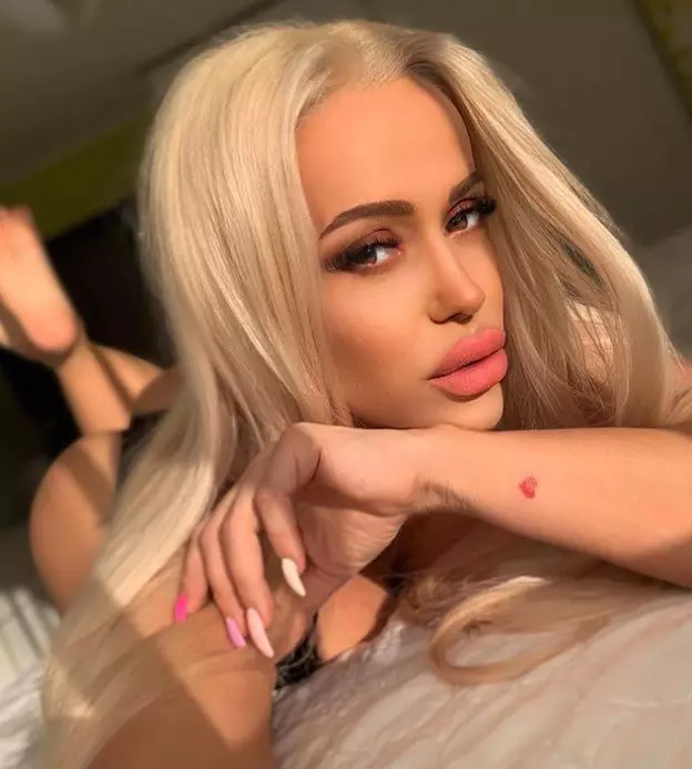 anda-adam-imagine-incendiara-pe-instagram-artista-s-a-lasat-fotografiata-topless_13