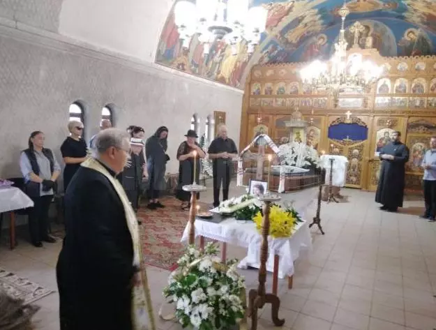 femeie-rechin-inmormantare-12