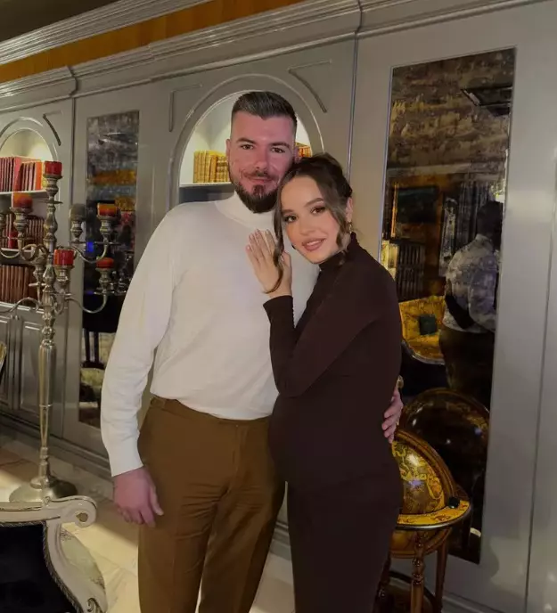 Mara, fiica Ralucăi Moianu, în ultimul trimestru al sarcinii