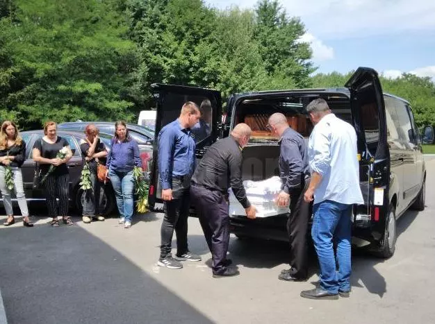 femeie-rechin-inmormantare-20