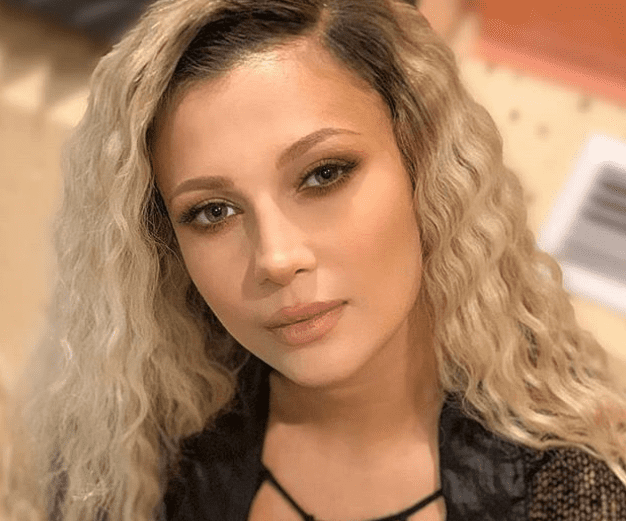 lora-fotografie-in-cada-asa-cum-nu-ti-imaginai-in-ce-ipostaza-a-fost-surprinsa-cantareata_1_size19-1