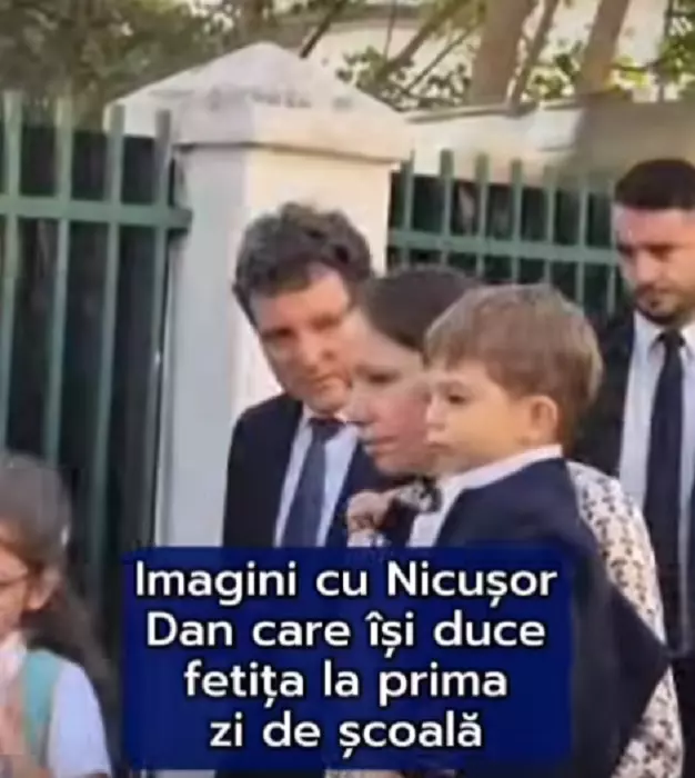 nicusor dan cu mirabela gradinaru si copiii