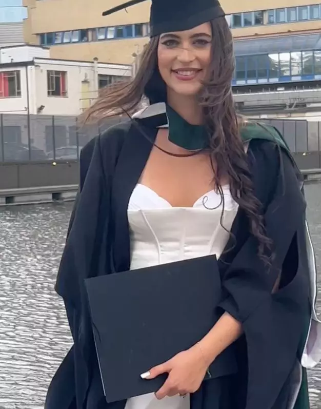 9. Eva, fiica Andreei Berecleanu, a absolvit facultatea