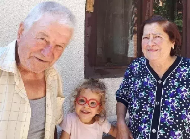 parintii-lui-nicusor-dan-cu-nepoata