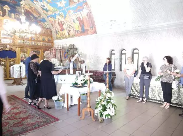 femeie-rechin-inmormantare-17