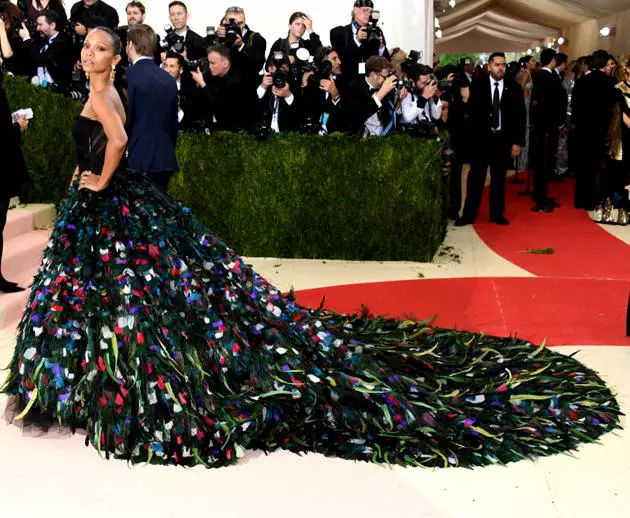 Zoe Saldana într-o rochie Dolce & Gabbana (2016)