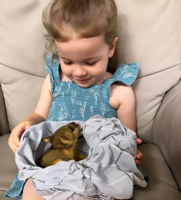 grace-cu-un-pui-de-animal-in-brate