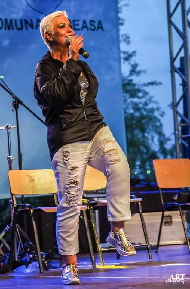 Monica Anghel în blugi rupţi