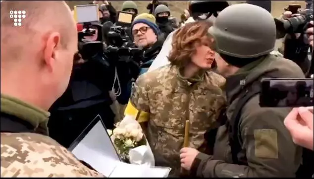 doi-militati-casatorit-Ucraina9