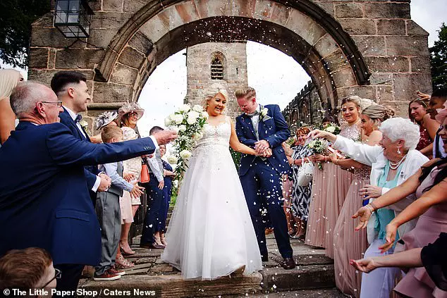 Charlotte Walton şi-a făcut manichiură din cenuşa tatălui mort