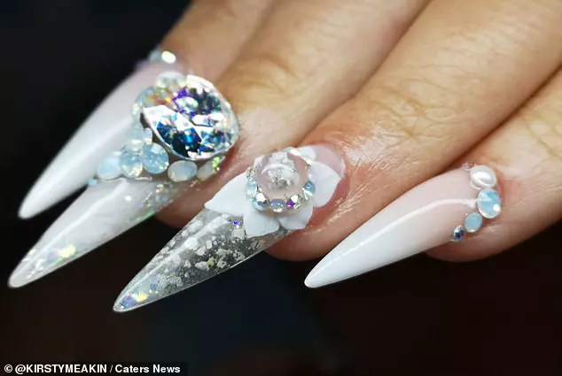 Charlotte Walton şi-a făcut manichiură din cenuşa tatălui mort