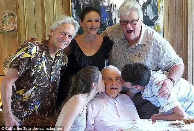 Kirk Douglas la 100 de ani, alături de copii și nepoți