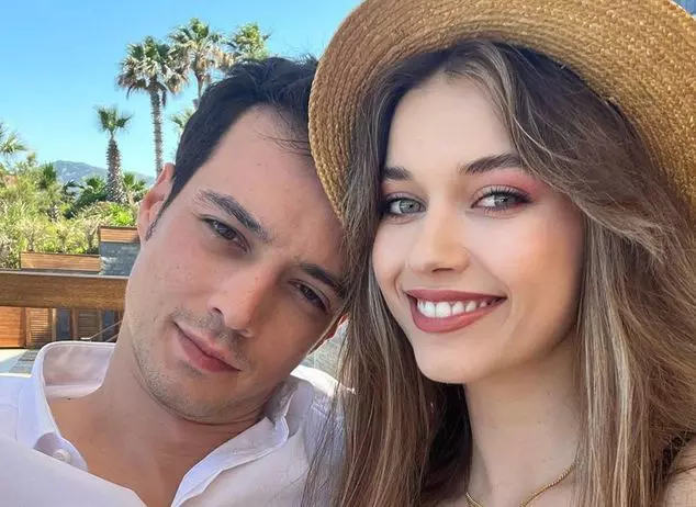 Afra Saraçoğlu și Mert Yazıcıoğlu