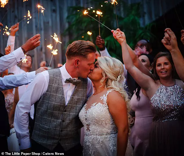 Charlotte Walton şi-a făcut manichiură din cenuşa tatălui mort