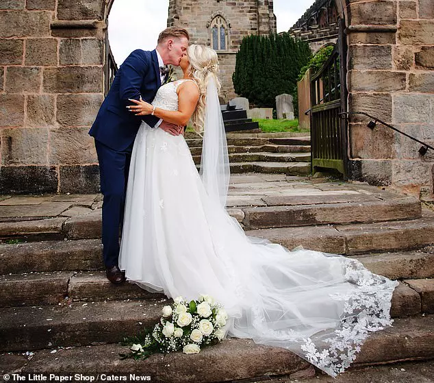 Charlotte Walton şi-a făcut manichiură din cenuşa tatălui mort