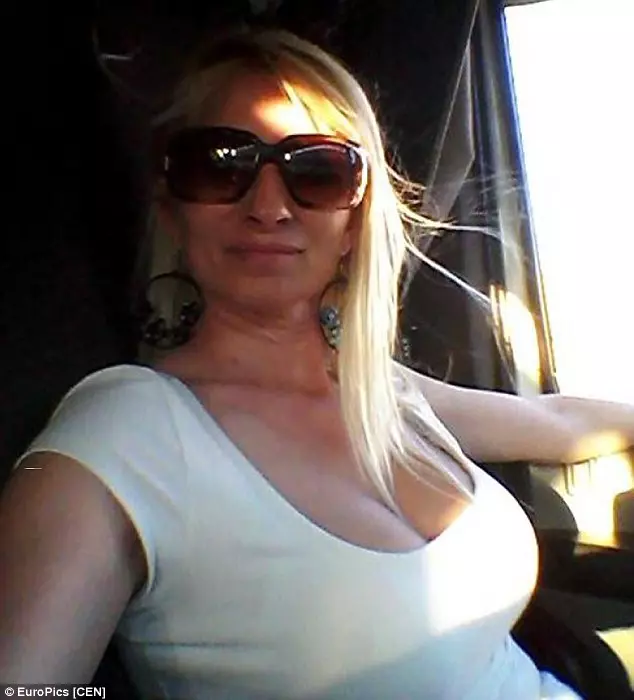 2BD7E00C00000578-3217166-The_buxom_blonde_says_she_often_gets_asked_out_on_dates_by_depot-a-50_1441042959306