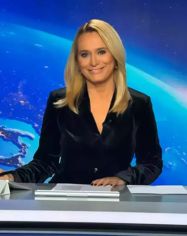 andreea-esca-in-negru
