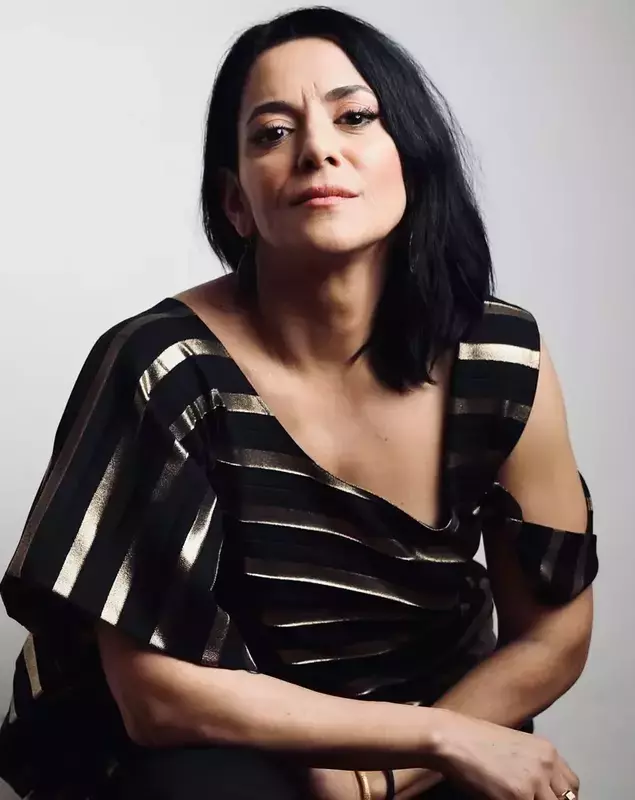 analis-selis-e-singura-dupa-divort-5