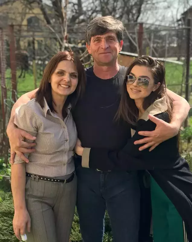 Theo Rose și părinții ei