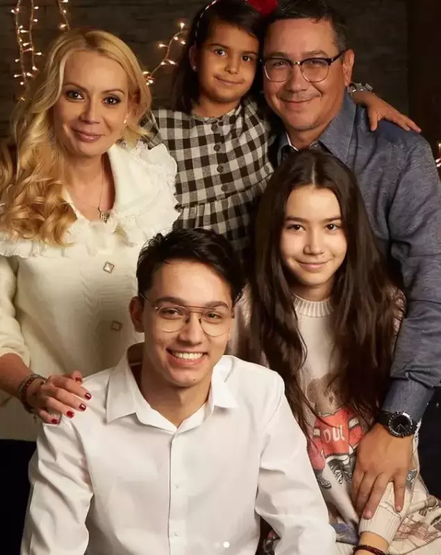 Victor Ponta, Daciana Sarbu, fiicele lor, Irina si Maria, si fiul politicianului din prima casnicie