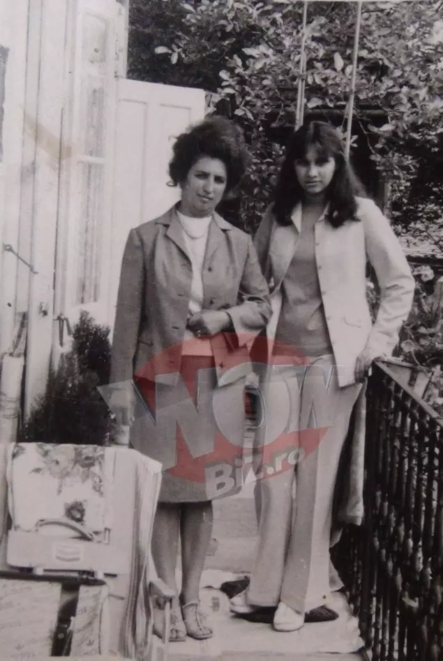 Carmen Iohannis, în tinerețe, alături de mama ei