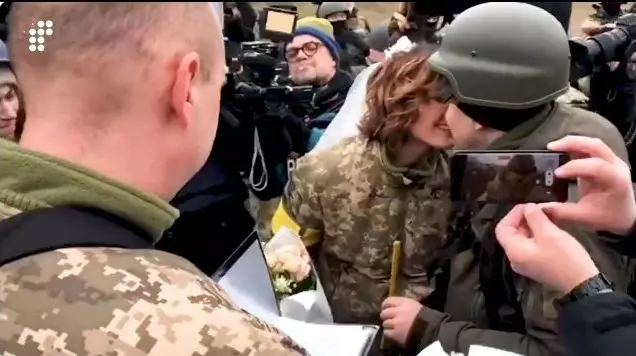 doi-militati-casatorit-Ucraina10