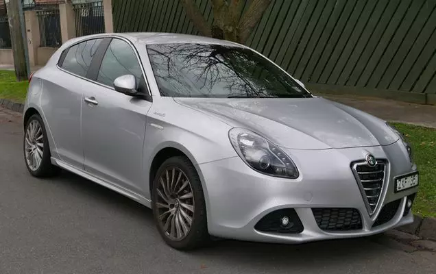 2013_Alfa_Romeo_Giulietta_(940_MY13)_Distinctive_hatchback_(2015-07-09)