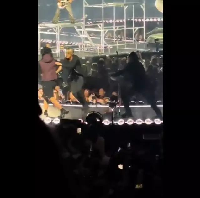 Katy Perry, asaltată de un fan în timpul concertului (3)