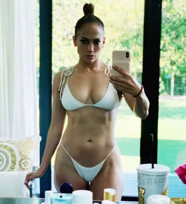 Jennifer Lopez în costum de baie