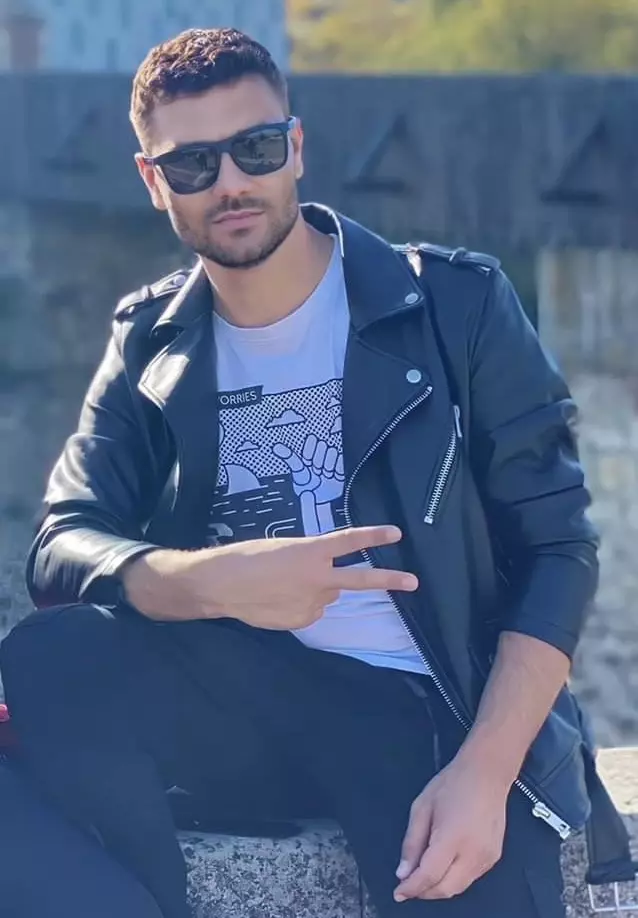 Un cunoscut cântăreț de muzică ușoară de la noi s-a căsătorit cu o prințesă din Africa și, curând, va deveni sultan. (4)