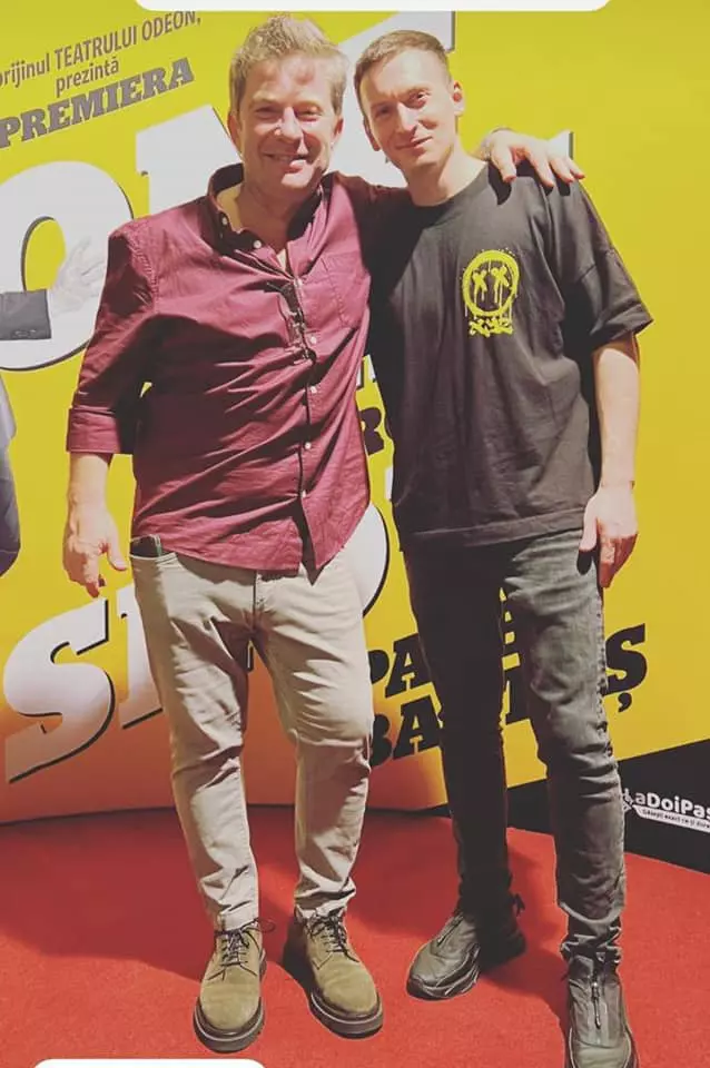 pavel-bartos-alaturi-de-sotia-lui-si-fiicele-lor-la-premiera-one-man-aproape-show.-cum-s-au-fotografiat-4