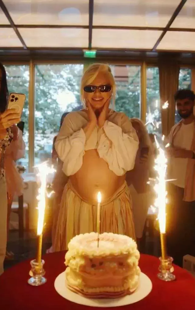 alexandra-stan-petrecerea-bebelusului-nenascut