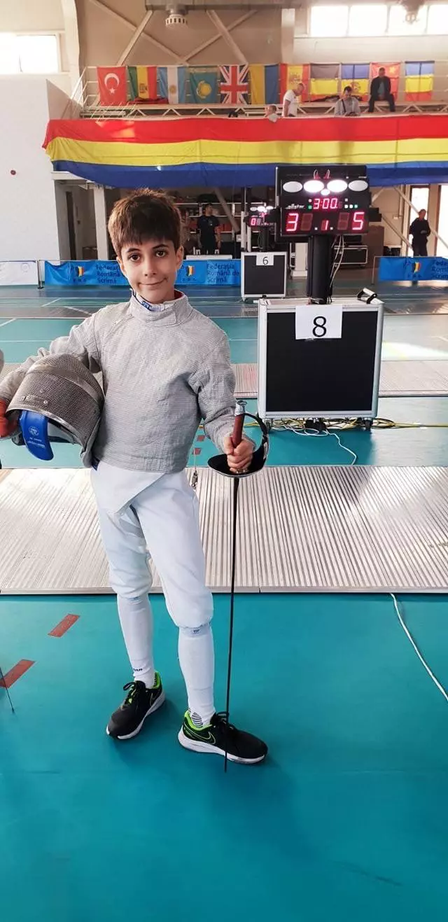 Fiul Iulianei Tudor practică scrimă