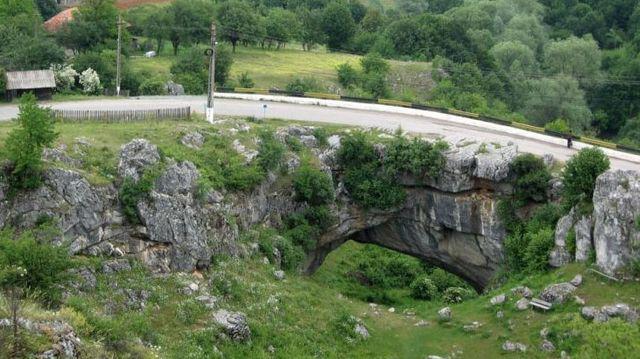 Podul Lui Dumnezeu De La Ponoarele Un Pod De Legendă