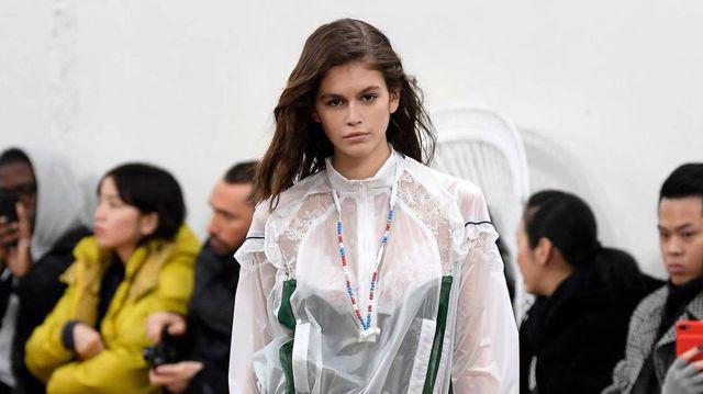 La 17 Ani Fiica Lui Cindy Crawford E Bucățică Ruptă Din Mama Sa A Urcat Pe Podium La Săptămana Modei De La New York