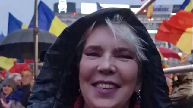 Silvia Dumitrescu i-a cântat "La mulți ani" lui Călin Georgescu, în Piața Constituției. VIDEO