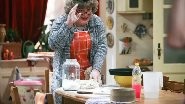FOTO: „Tanti Florica” se întoarce pe micile ecrane începând din această seară