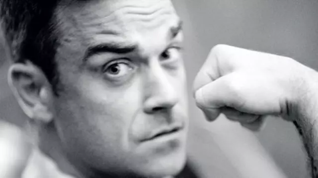 Robbie Williams e prea... musculos pentru haine