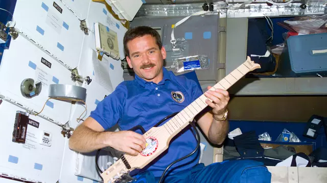 Un astronaut a făcut un cover după David Bowie. În spaţiu!