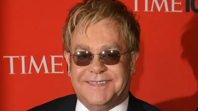 Elton John a făcut sex cu un spion KGB pe acoperişul unui hotel