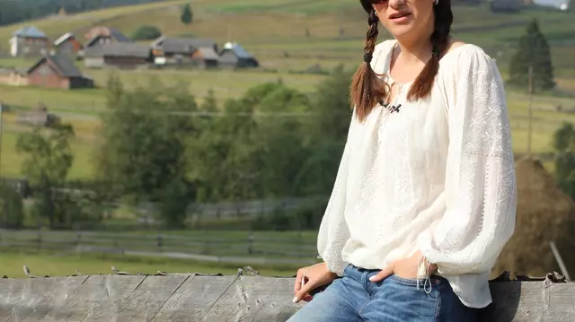Iuliana Tudor a învăţat să cosească la „Mi-s de la ţară”