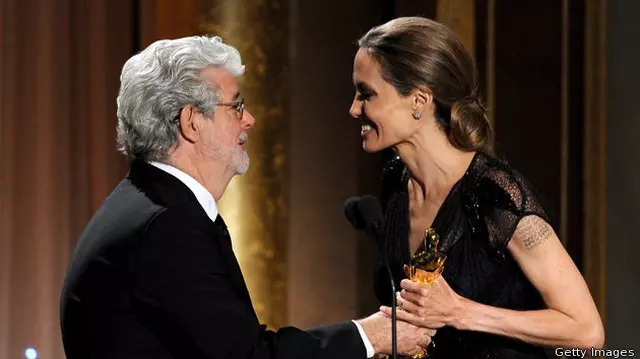 Angelina Jolie a primit un Oscar onorific. Discursul ei, mai mult decât emoţionant