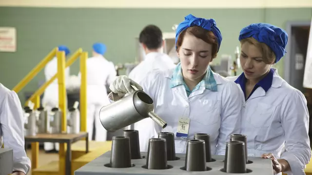 Serialul "Fetele bombă" începe diseară la Film Cafe