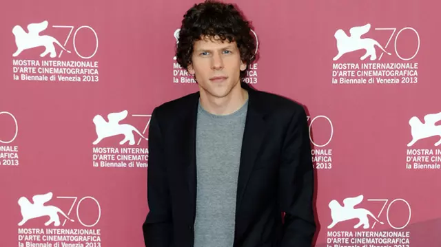 Jesse Eisenberg va publica o carte de nuvele