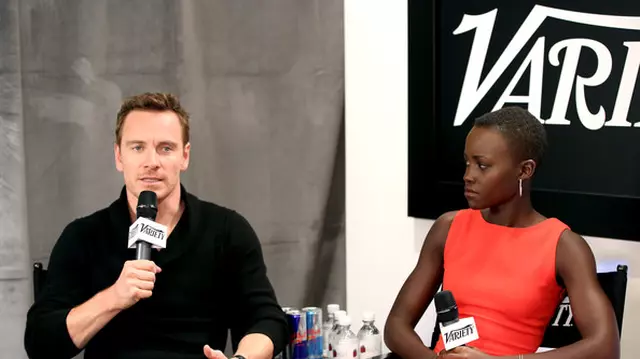 Michael Fassbender şi Lupita Nyong’o sunt împreună
