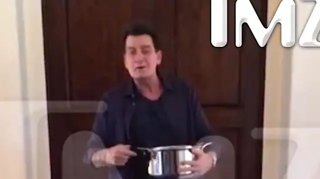 VIDEO. Charlie Sheen a participat la provocarea găleţii cu gheaţă într-un mod ieşit din comun