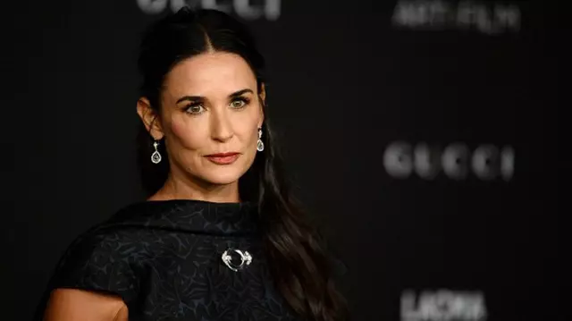 Demi Moore plăteşte o avere pentru acupunctura căţelului