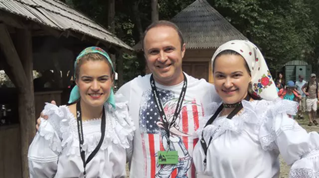 Grig Chiroiu, Pupăză de la „Trăsniții”, şi-a făcut poze cu ursul în vacanţă