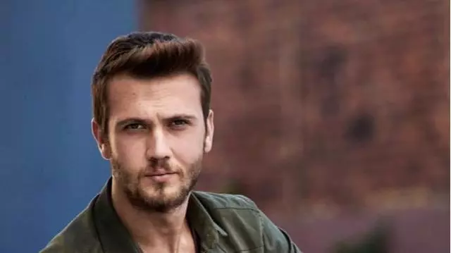 Aras Bulut Iynemli s-a întors pe micile ecrane din Turcia, iar în curând vine şi la noi