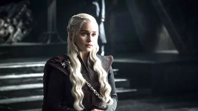 Emilia Clarke a suferit două operații pe creier în timp ce juca în „Game of Thrones”: „Le-am cerut doctorilor să mă lase să mor”